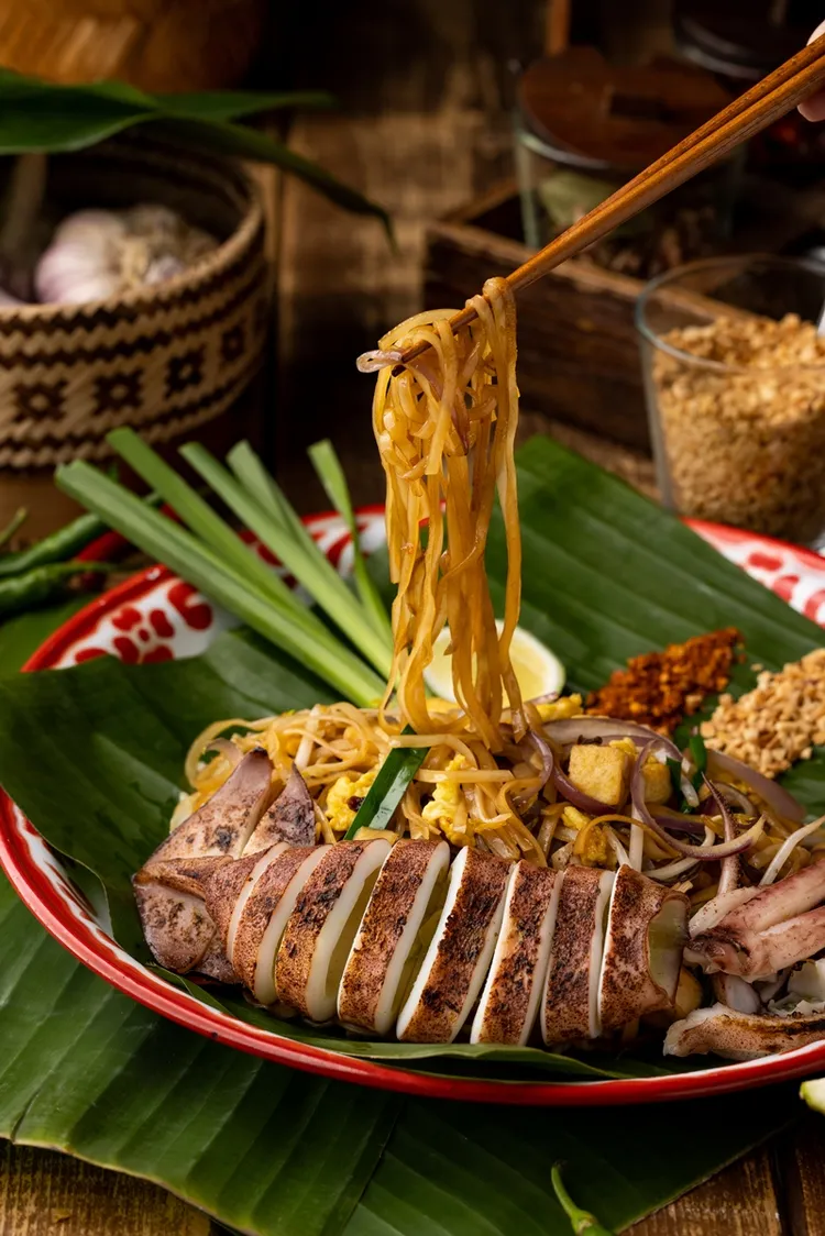 帕泰家-火烤魷魚炒河粉，售價328元。業者提供