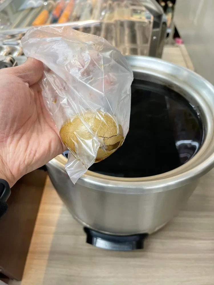 狄志為開心秀出10元茶葉蛋。翻攝自狄志為臉書