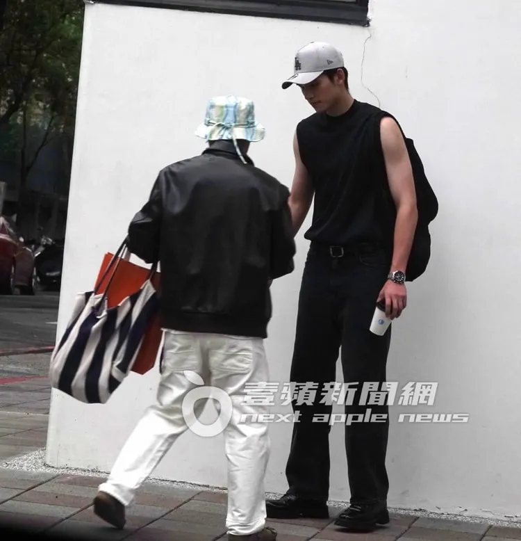 攝影師積極地和王品澔討論畫面。特勤中心攝