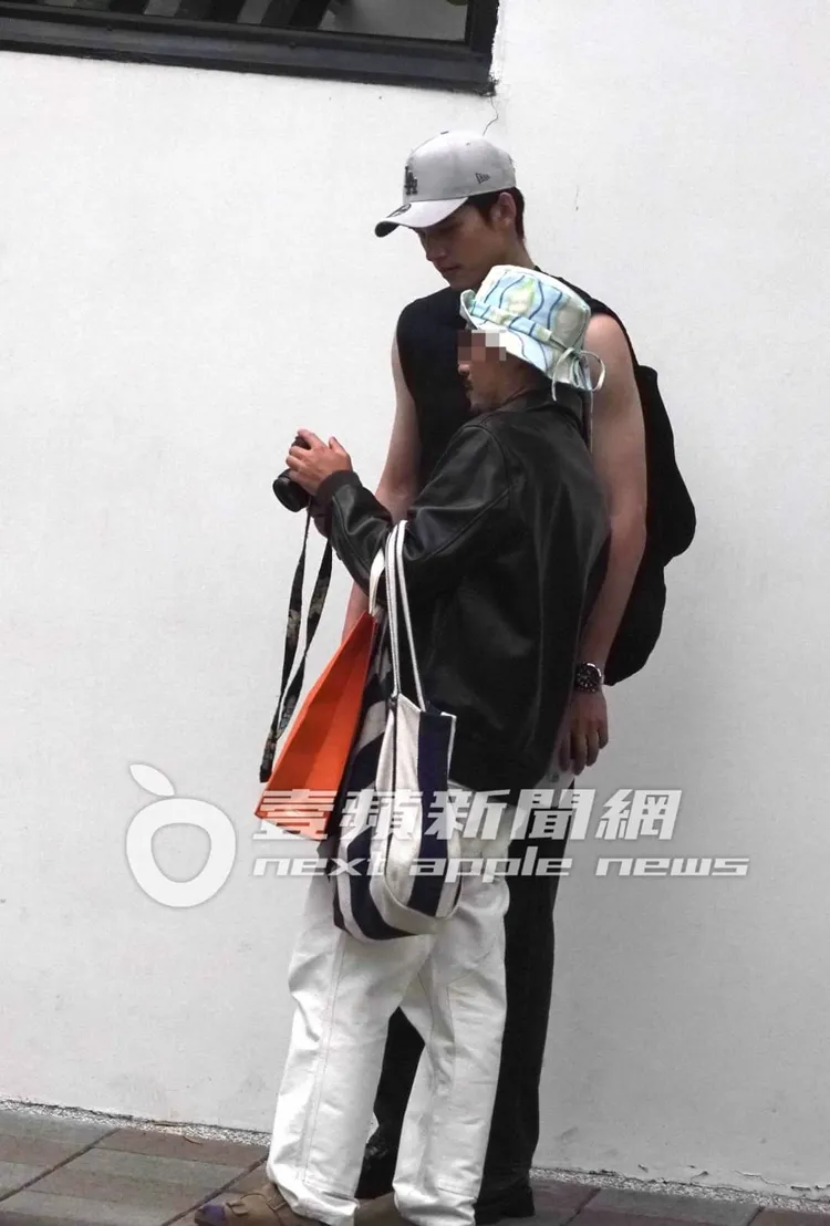 王品澔專心看拍照畫面。特勤中心攝