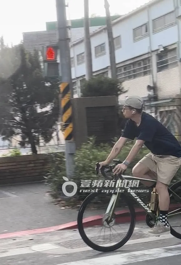 呱吉一邊騎車一邊欣賞著民生社區的美景。特勤中心攝