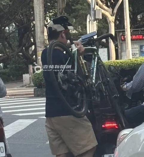 似乎不耐久候，呱吉索性將腳踏車抬起。特勤中心攝