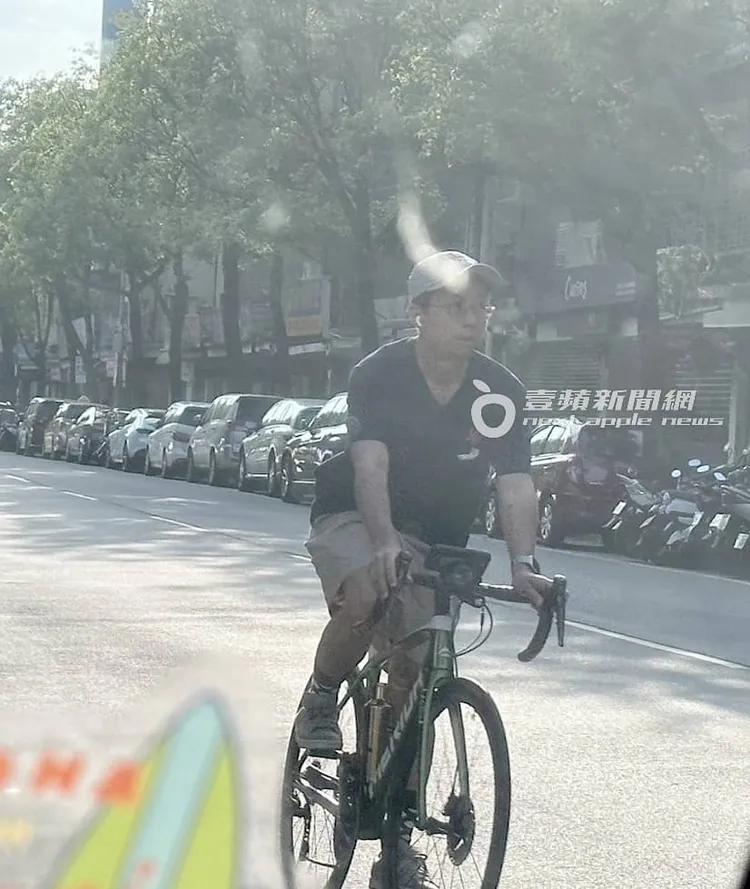 當天天氣晴朗，呱吉獨自在民生社區騎腳踏車放風。特勤中心攝