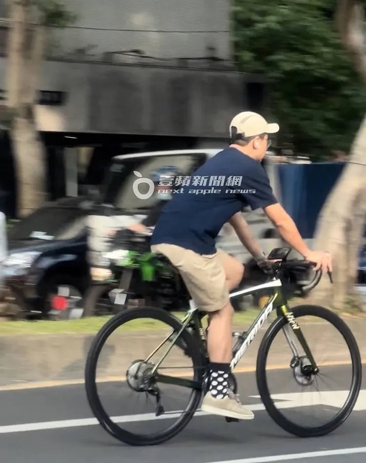 呱吉一身輕裝，似乎對民生社區的路線瞭若指掌。特勤中心攝