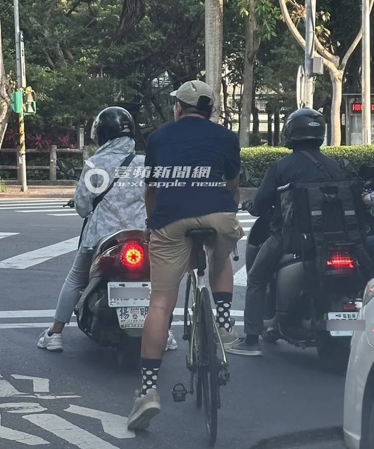 呱吉乖乖和機車騎士停在機車停等區。特勤中心攝