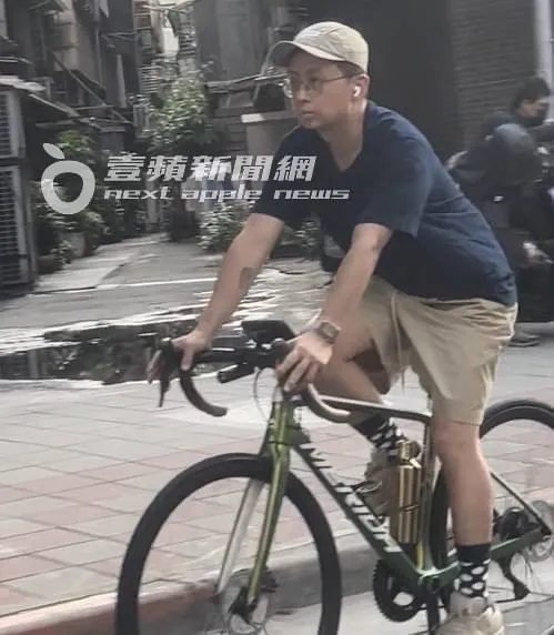 呱吉將手機掛在手把，方便使用。特勤中心攝