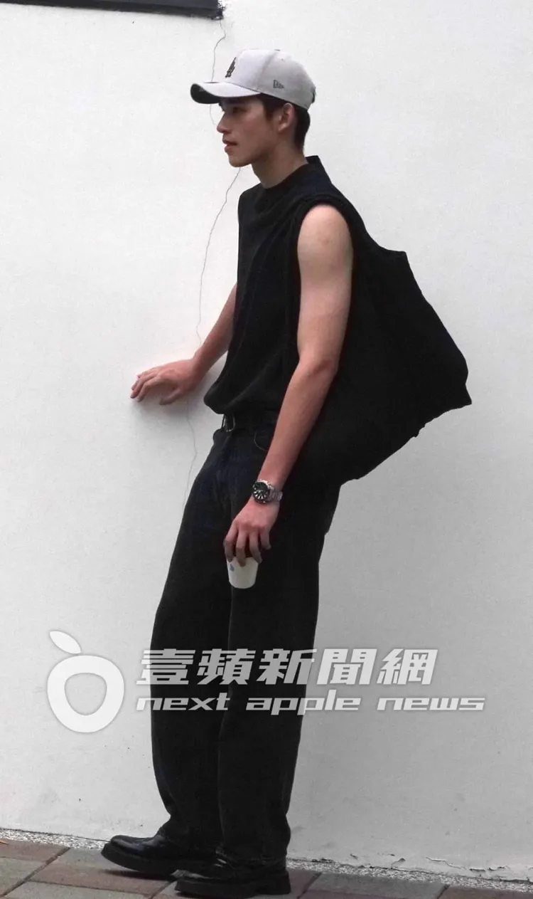 王品澔手扶牆壁完成Pose。特勤中心攝