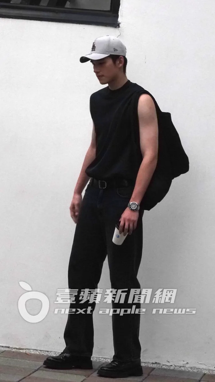 瞄到記者，王品澔故作鎮定，但表情開始崩壞。特勤中心攝