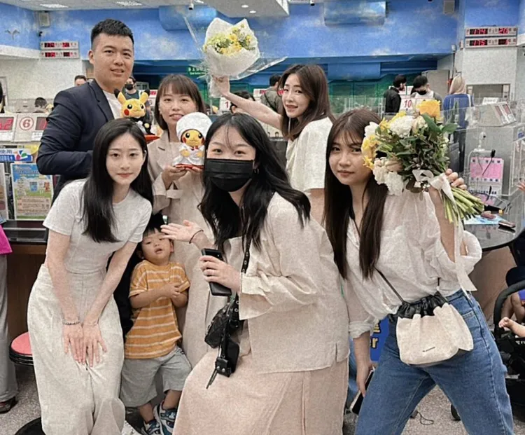 正妹伴娘團現身板橋戶所，讓人眼睛為之一亮。戶所提供