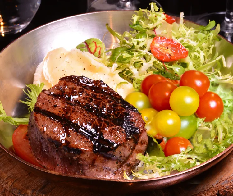 君品酒店雲軒西餐廳10盎司牛排餐。業者提供