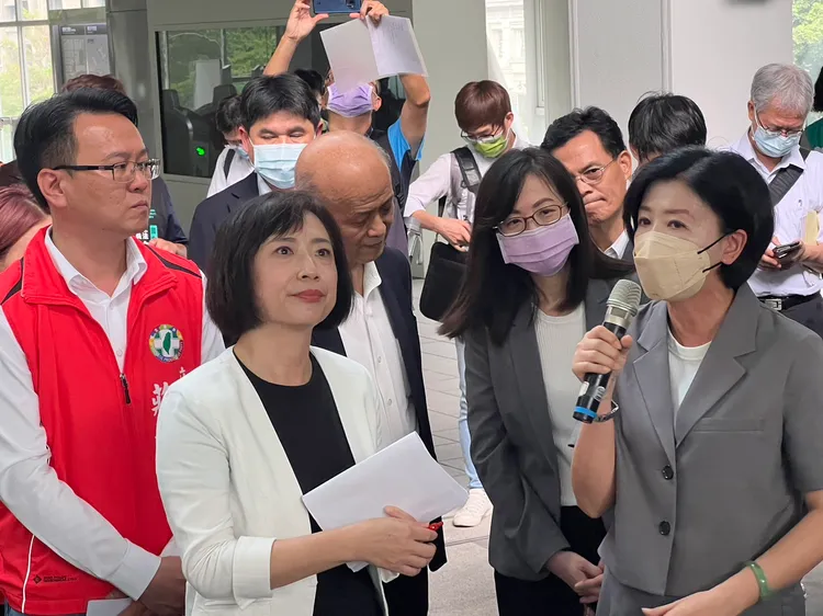 台中市副市長王育敏批評興富發公司從塔吊作業到交通維持都不安全。鮮明攝