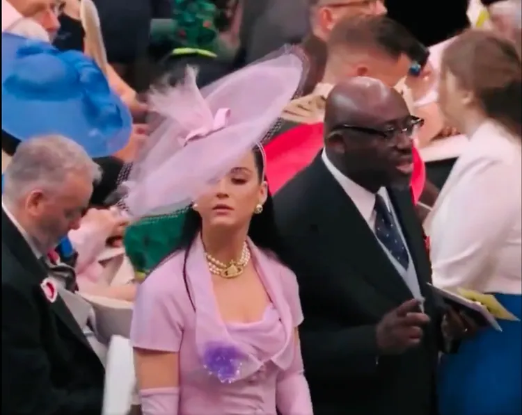 凱蒂努力尋找自己的座位。翻攝zourkandy twitter