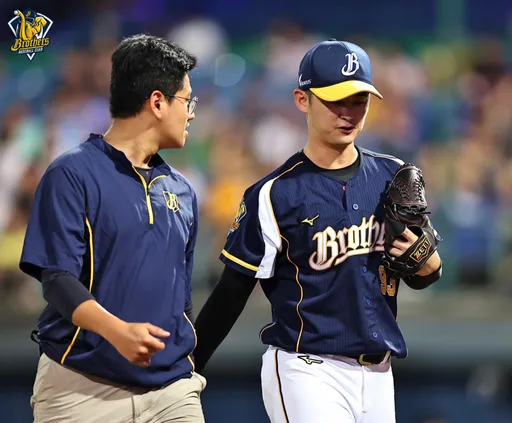 中信兄弟吳哲源昨日右肩傷退 情況不樂觀