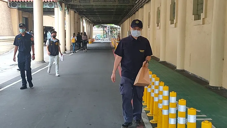 警方拿著跡證進入準備相驗。黃子騰攝