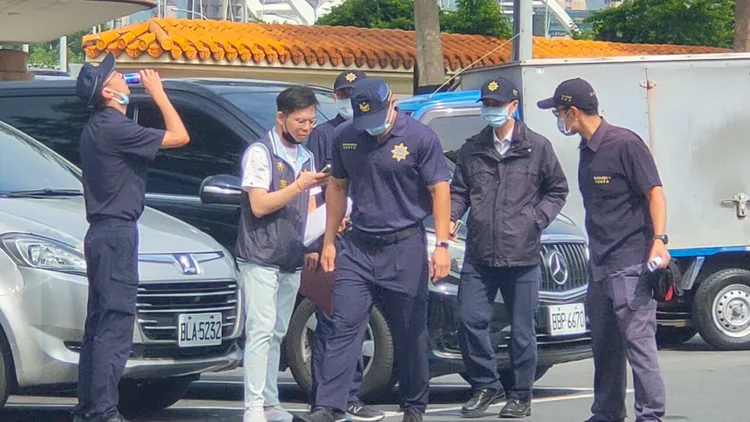 檢警今天上午至板橋殯儀館進行相驗。黃子騰攝