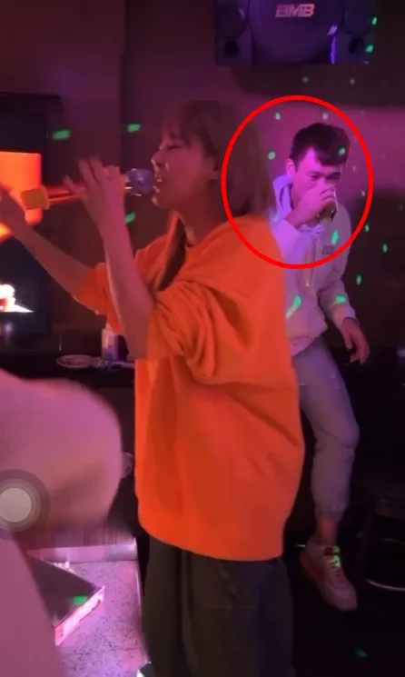 兩人也公開到友人聚會歡唱K歌。讀者提供