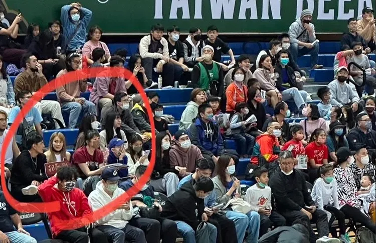 劉雨柔到場邊舉男友名牌力挺，愛意噴發。讀者提供