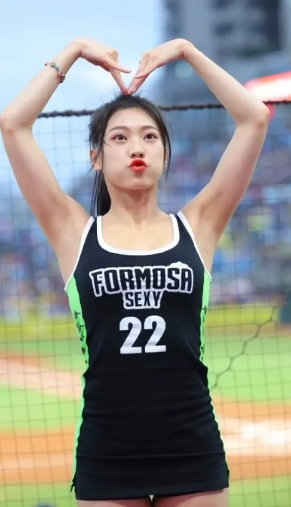 芊芊比了一個超大愛心。抖音@angel__512 提供