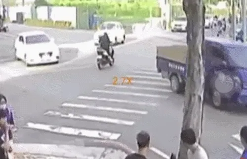 男子「翹孤輪」大約3秒就自摔倒地。翻攝自爆料公社