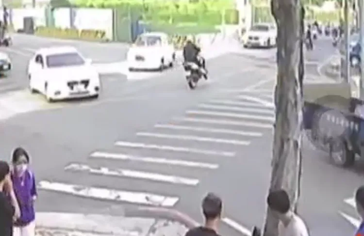 男子「翹孤輪」。翻攝自爆料公社