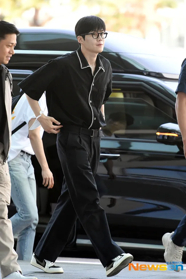 金宣虎身穿黑色襯衫搭配黑色褲子。翻攝Newsen
