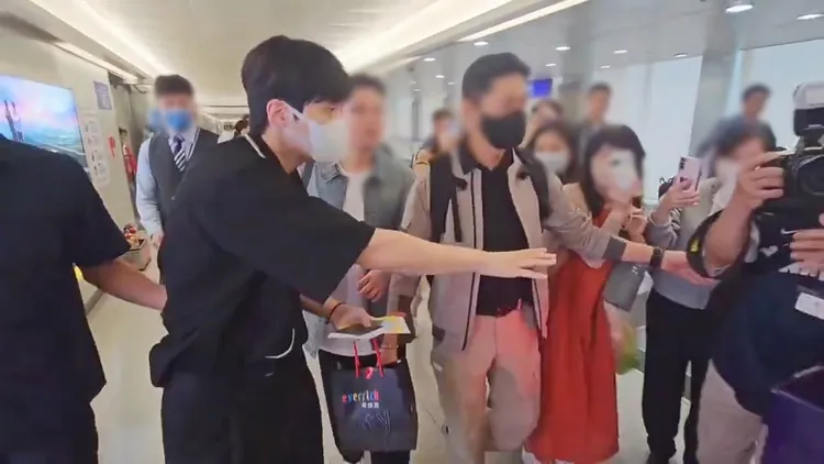 金宣虎看到攝影記者撞到高爾夫球車險跌倒，伸手示意「小心小心」。翻攝推特