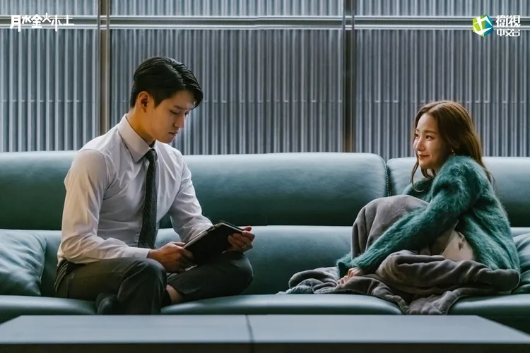 朴敏英（右）和高庚杓是契約夫妻。衛視中文台提供