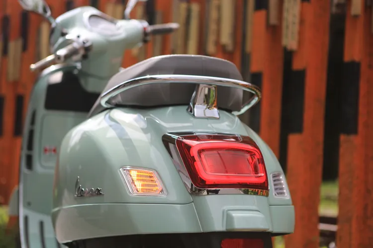 經典的方形尾燈中將LED導光條由圓轉方，同時全車方向燈都已LED化。林浩昇攝