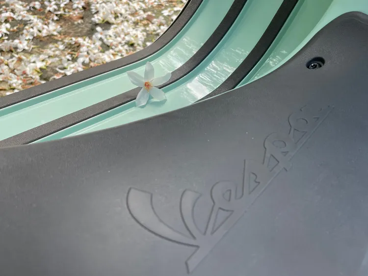 鋼製車身底板，搭配黑色防護飾板及防滑膠條，呈現出簡約精品氛圍。林浩昇攝