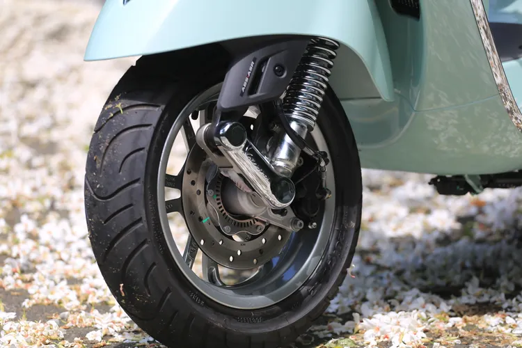 招牌的單搖臂懸吊，是Vespa擁有獨特騎乘感受的關鍵，制動採前後雙碟，並配ABS及ASR系統。林浩昇攝