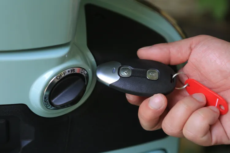 2023年式Vespa GTS 300系列首度搭載免鑰匙啟動系統，透過鑰匙可進行遠端開啟車廂等功能。林浩昇攝