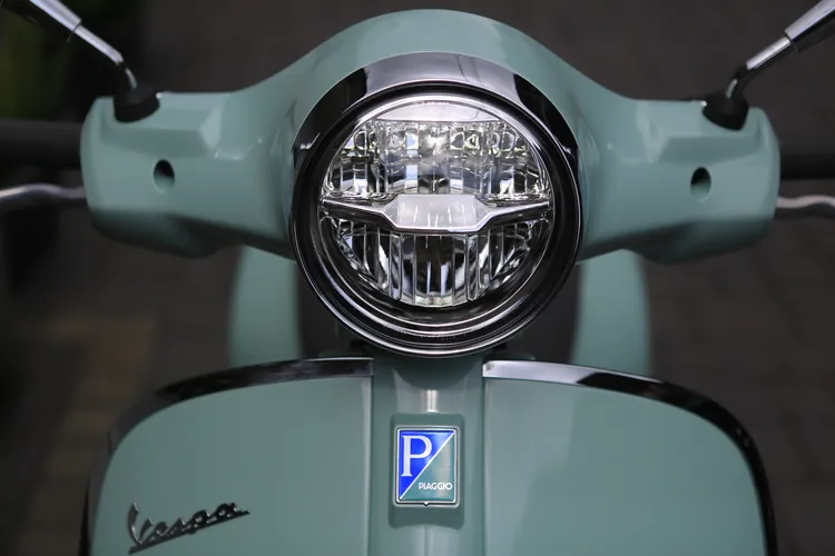 同樣採用LED遠近頭燈，但內部飾條也進一步經過修改，視覺感受更精緻。林浩昇攝