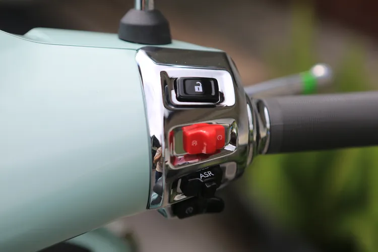 座墊開關移植到右把手中，下方同樣配置了斷電開關，及ASR加速循跡防滑系統開關。林浩昇攝