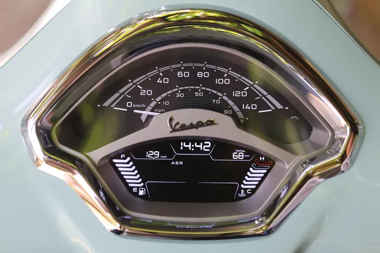 扇形儀表時速資訊維持指針，下方液晶表的資訊如今辨識度更高，呈現出古今交融的視覺感受。林浩昇攝