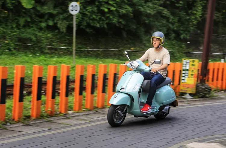 Vespa GTS 300 Classic在徐行狀態下輸出特性文靜且輕快，當你想慢下腳步走馬看花，它就給你充分的悠閒氛圍。黃天佑攝