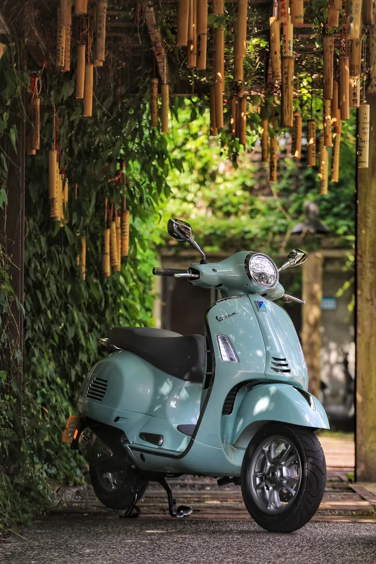 維持著經典造型的Vespa，總能隨時融入各種外在環境，在寫著願望的竹簡中更充滿著文藝氣息。林浩昇攝