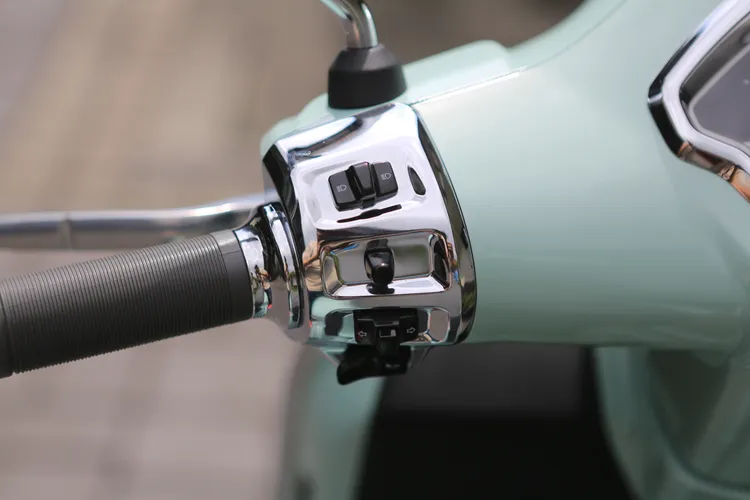 透過左方把手上的撥桿，可進行液晶儀表資訊的切換功能。林浩昇攝