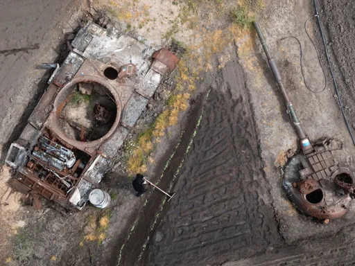 哥種的不是花是希望!俄國坦克殘骸旁 烏克蘭農人播種太陽花