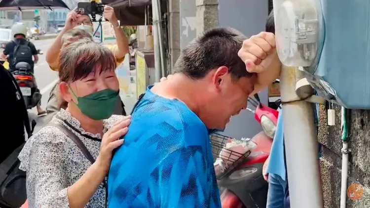 余父擲出3聖杯後淚崩不能自己。讀者提供