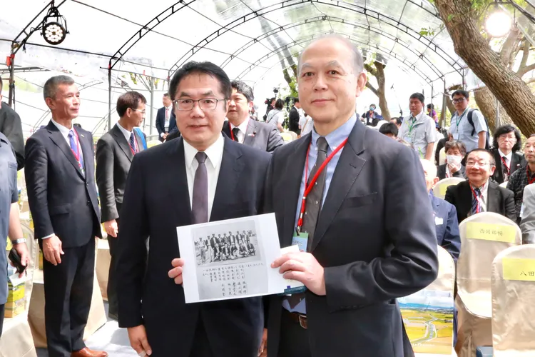 黃偉哲特別致贈祖父的老照片給八田與一長孫八田修一。市府提供