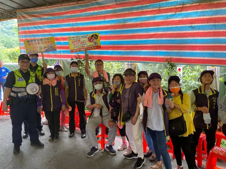 警方藉著宮廟遶境活動，向民眾宣導反詐觀念。翻攝畫面