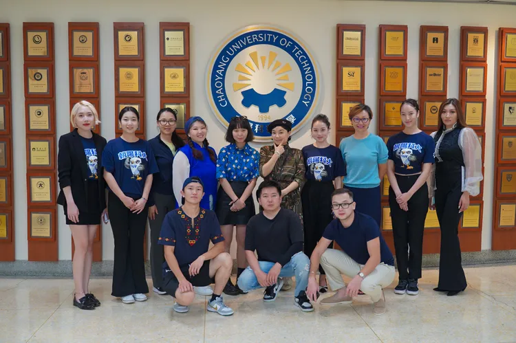 就讀朝陽科大企業管理系台灣產業策略發展博士班的蒙古學生辛采彩(後排右三)，榮獲全球領袖2022留學臺灣獎學金，表現優異。