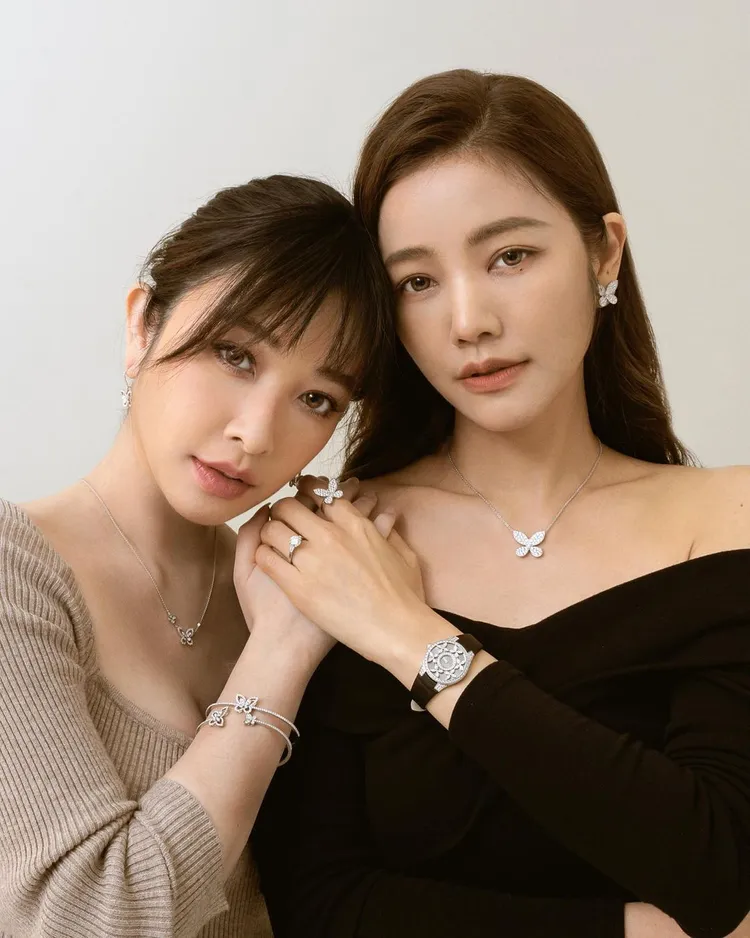 時尚網紅許路兒（右）和即將升格當媽的親妹許維恩，以GRAFF的Butterfly系列鑽石珠寶，彰顯兩人親暱的手足情。翻攝lurehsu IG