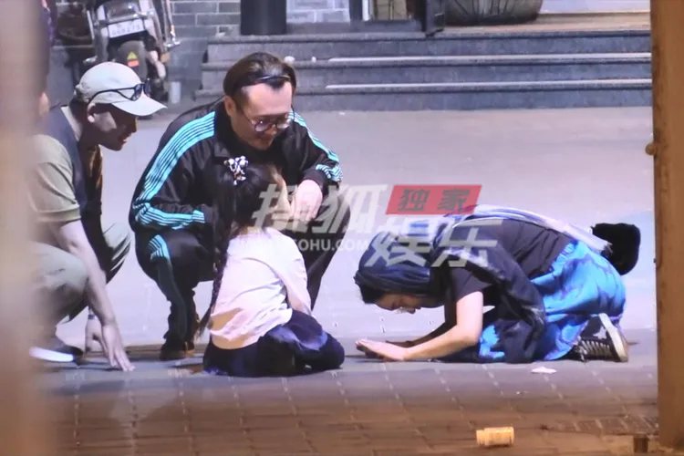 周迅（右）教小女孩行跪拜禮，卓越（左）蹲下看熱鬧。翻攝搜狐娛樂