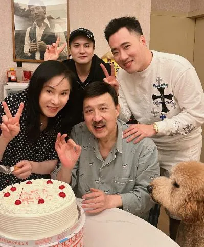 余祥銓（前排右起）將為余家添新成員，爸爸余天、媽媽李亞萍都很開心。翻攝余祥銓IG