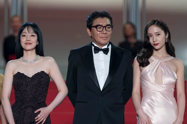 鄭秀晶（右）開玩笑導演金知雲（中）因為喜歡「秀晶」，所以找她和林秀晶一起演出。翻攝Barunson