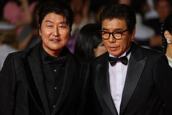 宋康昊（左）、金知雲繼《神偷．獵人．斷指客》，時隔15年再一起登坎城紅毯。韓聯社