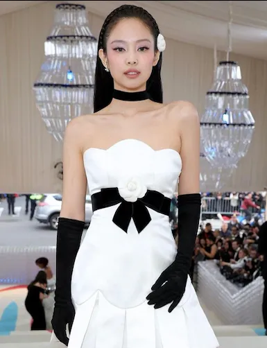 她的髮型暗藏編髮小巧思。翻攝metgalaofficial IG