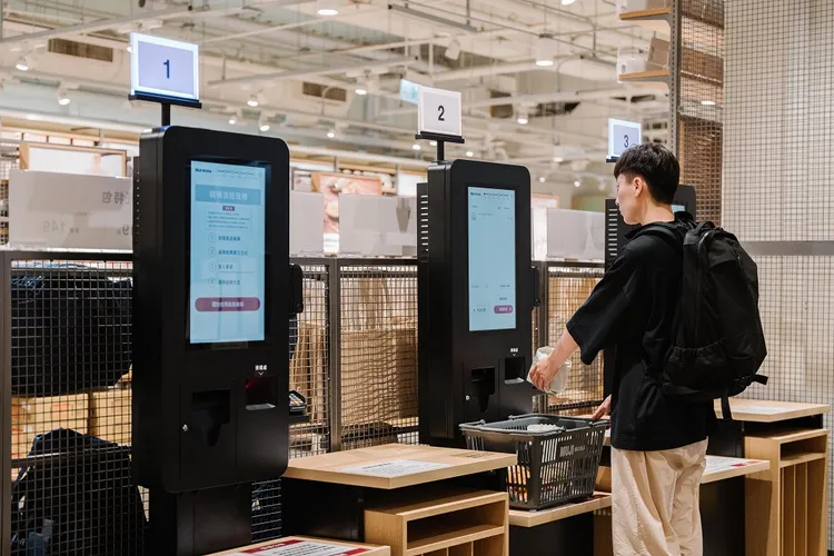 大潤發MUJI無印良品內湖門市為提升結帳便利性，導入「自助收銀」服務。業者提供