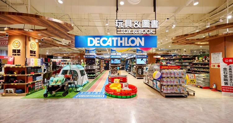 大潤發內湖店亮點區域戶外運動商品區。業者提供